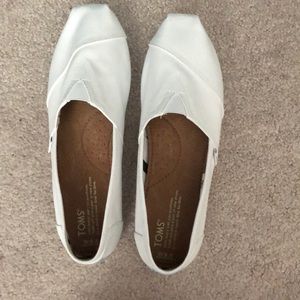 White TOMS